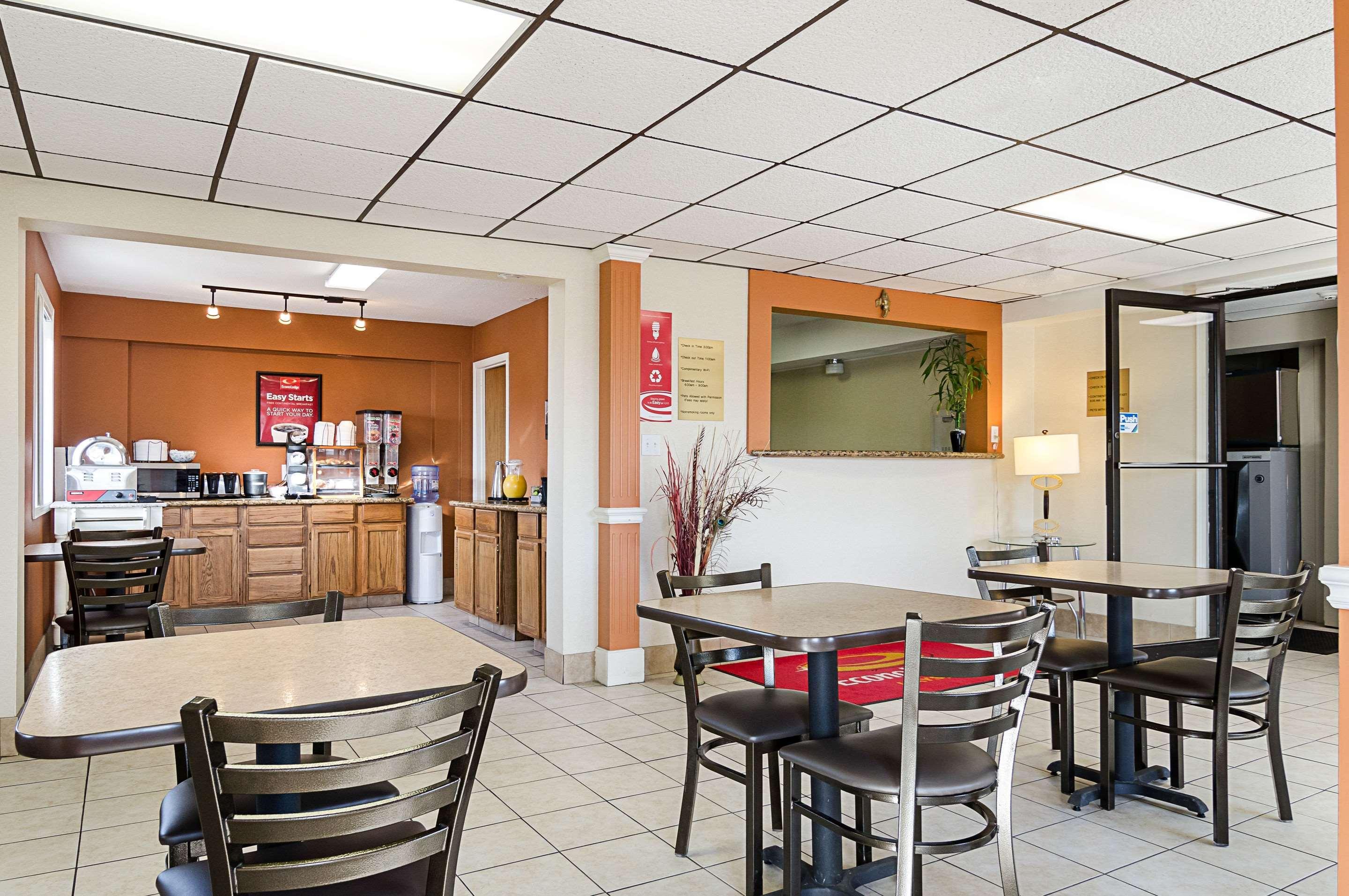 Econo Lodge Hays I-70 Exterior photo
