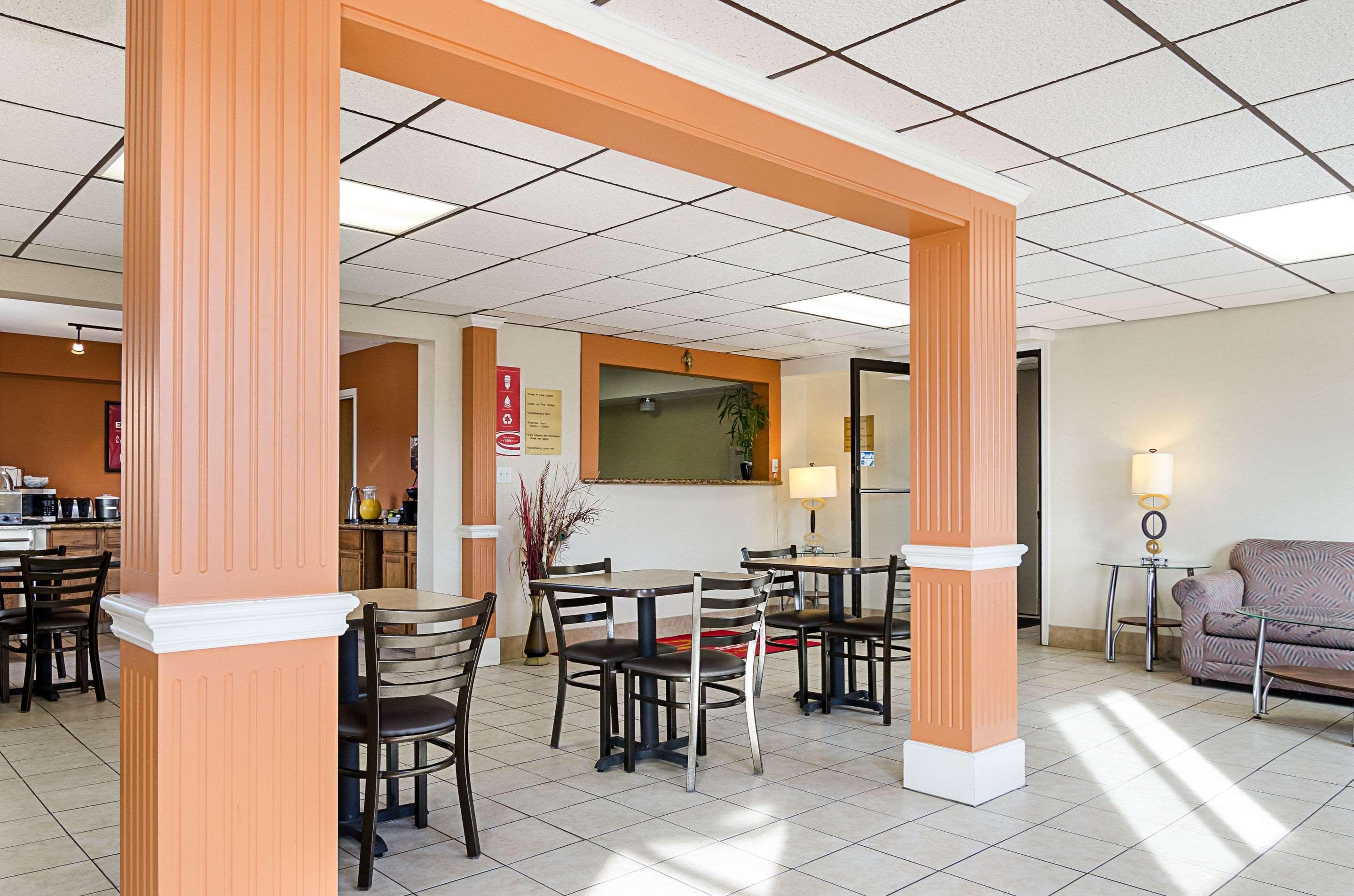 Econo Lodge Hays I-70 Exterior photo