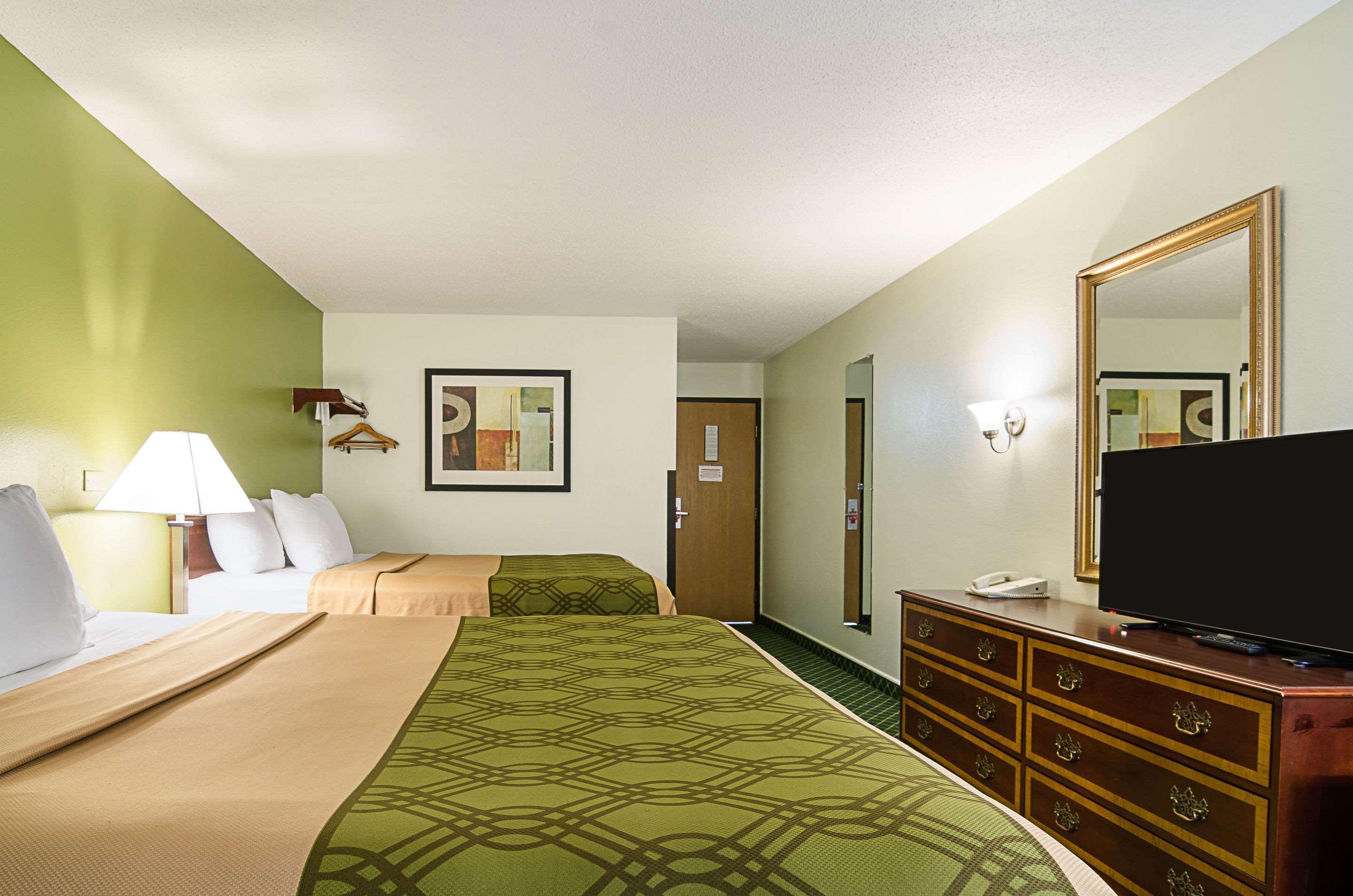 Econo Lodge Hays I-70 Exterior photo