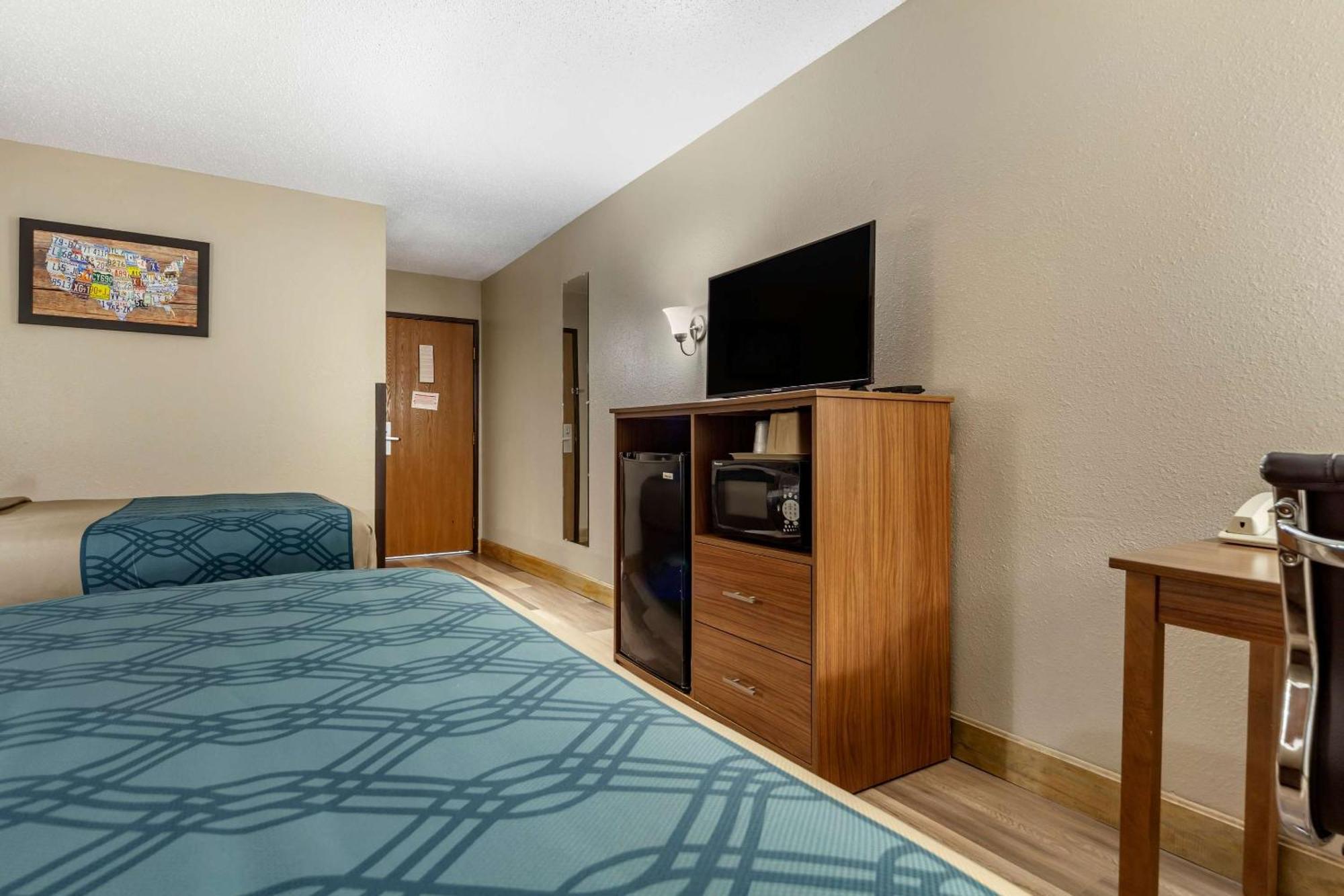 Econo Lodge Hays I-70 Exterior photo