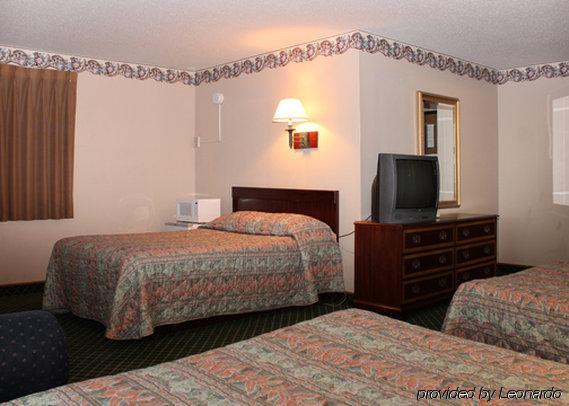 Econo Lodge Hays I-70 Room photo